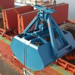 clamshell-grab-wood-chips